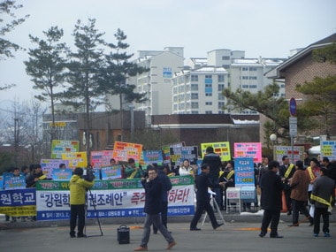 © News1 강원학교인권조례 저지 범도민연대가 18일 오전 11시 강원도청 앞 소공원에서 강원 학교인권조례 저지를 위한 집회를 갖고 있다.  