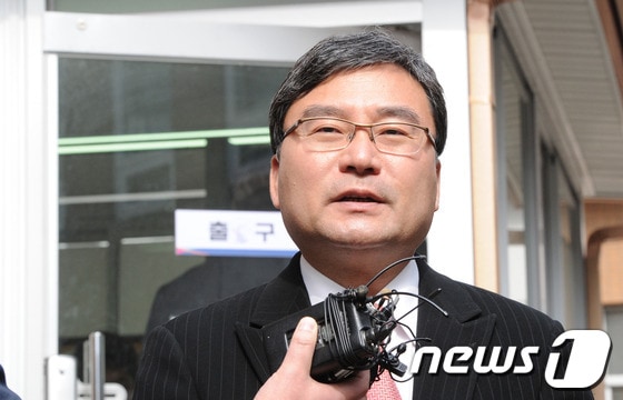 민주통합당 이상직 의원(전주완산을)이 18일 선고공판 직후 법정을 나와 기자들과 인터뷰를 하고 있다. 이날 전주지법 제2형사부(재판장 김현석)는 이의원에게 벌금 90만원을 선고했다.2013.02.18/뉴스1 © News1 김대웅 기자