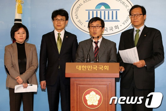 민주통합당 국정원 불법선거운동 진상조사위 위원들이 18일 오후 국회 정론관에서 기자회견을 열고