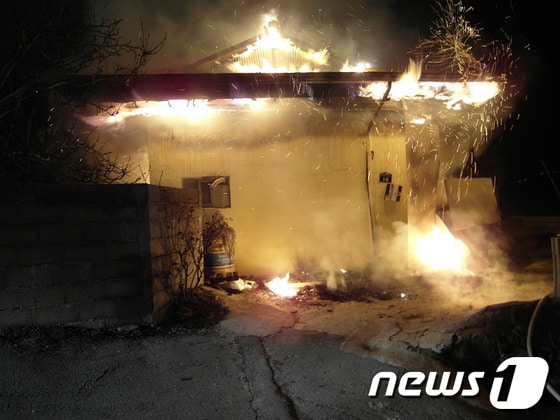 18일 저녁 8시25분께 전남 완도군 군외면 영풍리 오모(80)씨의 집에서 불이 나 오씨와, 오씨의 부인 이모(67·여)씨, 셋째 아들(42) 등 모두 3명이 숨진채 발견됐다. 경찰은 이날 