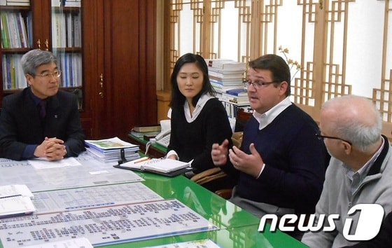 20일 오후 3시 30분 순천시를 방문한 코스트코 아시아담당 이사 브라이언 웰런씨가 서복남 부시장과 대화를 나누고 있다© News1 서순규기자