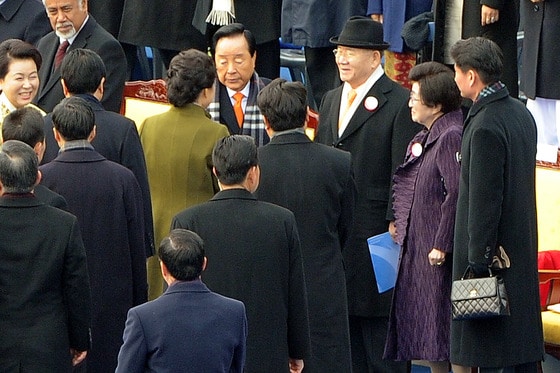 2013년 2월 24일 18대 대통령 취임식에서 박근혜 대통령이 김영삼 전 대통령들과 인사나누고 있다. 그 오른쪽엔  전두환 전 대통령, 고 김대중 전 대통령의 부인 이희호 여사. ⓒ뉴스1