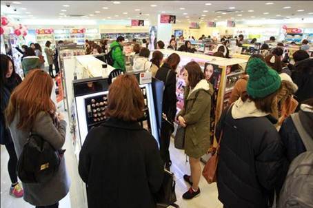 CJ올리브영을 찾은 고객들이 쇼핑을 하고 있다.© News1   김수지 인턴기자