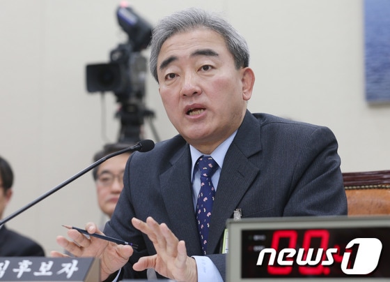 유진룡 문화체육관광부 후보자가 27일 오전 서울 여의도 국회에서 열린 인사청문회에서 의원들의 질의에 답하고 있다. 2013.2.27/뉴스1 © News1 허경 기자