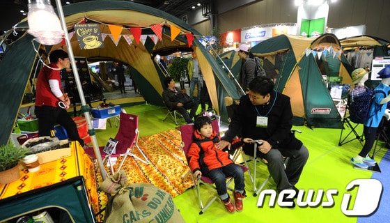지난 2월 28일 오전 경기도 고양시 일산 킨텍스에서 열린 2013 국제캠핑페어에서 관람객들이 다양한 캠핑용품을 살펴보고 있다. 2013.2.28/뉴스1 © News1 양동욱 기자