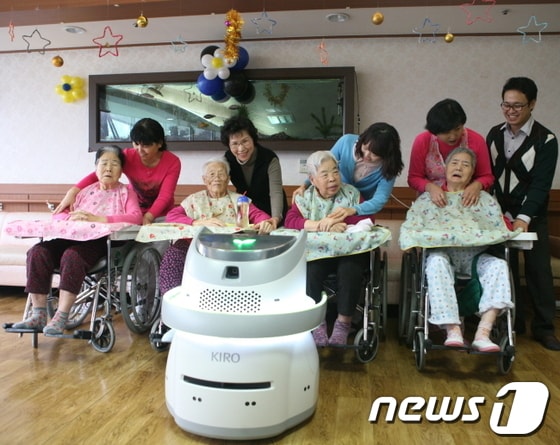 경주시립노인전문간호센터에 첫 배치된 간호로봇 'KIRO-M5'/사진제공=경주시© News1