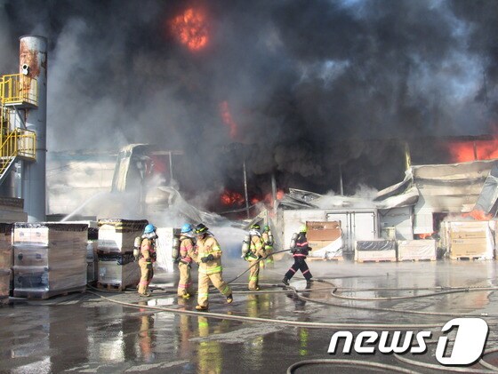 이천시 마장면 덕평리 썬팅지 제조 공장에서 4일 화재가 발생해 1명이 중태에 빠지고 2명이 경상을 입었다. /사진제공=이천소방서 © News1  