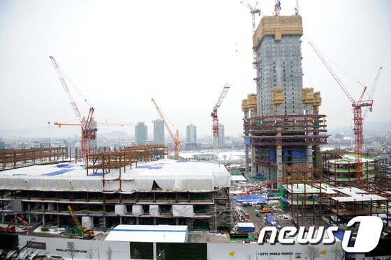 123층 규모로 지어지고 있는 서울 잠실의 제2롯데월드 공사현장. /뉴스1 © News1 박지혜 기자