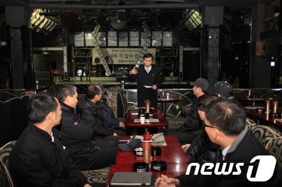 부산 사하소방서 관계자가 나이트클럽에서 소방안전교육을 하고 있다.(사하소방서 제공)© News1 