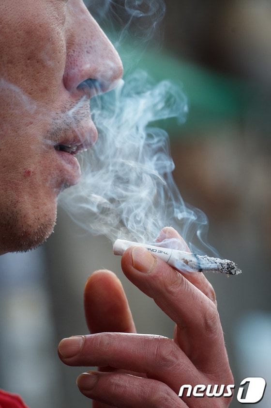 박근혜 정부의 복지재원 마련을 위해 추가적 세수 확보가 절실해지면서 &#39;담뱃값&#39; 인상론이 달아오르고 있다. 담뱃값은 지난 2005년에 한 차례 인상된 이후 지금까지 인상된 적이 없는데다 보건복지부가 흡연율 감소를 위해 인상을 오래전부터 검토해와 올해 새정부 출범과 함께 가시화될 것으로 전망되고 있다. 복지부는 5일 열린 &#39;국민건강증진법&#39; 개정안 브리핑을 통해 