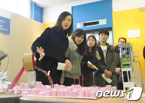 조선대 건축학부 건축학전공 학생들이 2013국제건축디자인 영어캠프에서 건축에 인문학적 상상력을 불어넣는 작업을 하고 있다/사진제공=조선대© News1 