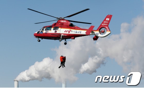 서울시 119특수구조단 대원들이 서울 여의도 인근 한강에서 혹한기 수난사고 대비 인명구조훈련을 실시하고 있다. 2013.2.7/뉴스1 © News1 오대일 기자