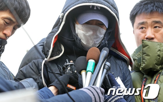 전주시 송천동 일가족 존속살인 사건 현장검증이 실시된 7일 오후 가족을 살해한 아파트 현장에서 피의자 박모(25)씨가 범행 상황을 재현하고있다.(사진=공동취재단) 2013.02.07/뉴스1 © News1 김대웅 기자