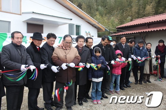 초록우산 어린이재단 등 관계자들이 7일 완공식 기념 테이프를 자르고 있다./사진제공=초록우산 어린이재단© News1