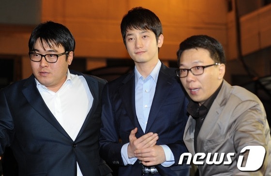 성폭행 혐의로 피소된 배우 박시후가 1일 오후 서울 은평구 녹번동 서부경찰서에서 조사를 마친 뒤 귀가하고 있다. 2013.3.1/뉴스1 © News1 박지혜 기자