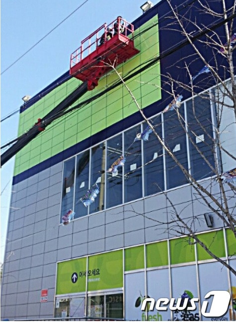 10일 오전 광주 남구 진월동에 입점 준비중이던 모 중소형 마트 측이 기존의 간판과 유리벽 등을 '이마트 에브리데이'로 교체해 논란이 일고 있다. (배진하 광주 남구의원 제공)2013.3.10/뉴스1 © News1 위안나 기자