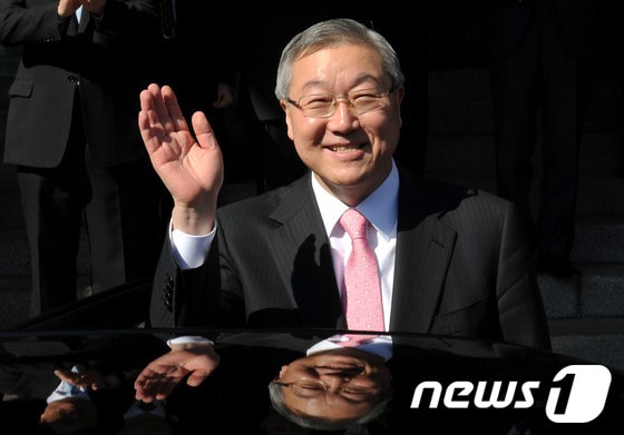 김성환 외교통상부 장관이 11일 오전 서울 종로구 정부서울청사 별관에서 외교통상부 장관 이임식을 마친 뒤 청사 밖으로 나와 손을 흔들어 인사하고 있다. 2013.3.11/뉴스1 © News1 박정호 기자