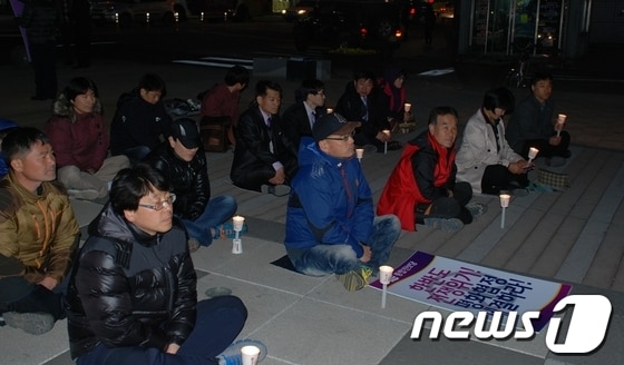 통합진보당 전북도당(위원장 오은미)은 11일 오후 6시30분부터 전북 전주시 오거리광장에서 당원 40여명이 참석한 가운데 군사훈련 중단과 평화협정 체결을 요구하는 촛불집회를 가졌다. (통합진보당 전북도당 제공) © News1 김춘상 기자