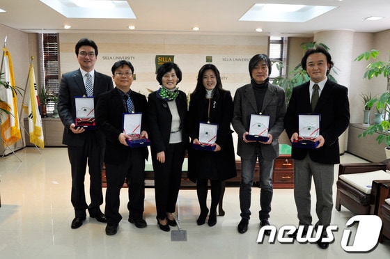 신라대 2012년 베스트 티처상 수상자들이 기념촬영을 하고 있다.(신라대 제공)© News1 