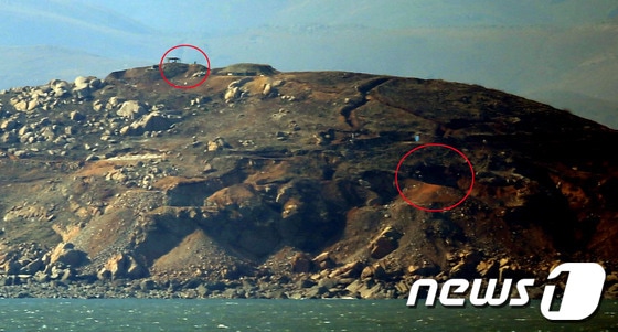 인천 옹진군 연평도에서 바라본 북 장재도의 북 초소와 해안포 동굴진지가 보이고 있다. 2013.3.13/뉴스1 &#40;자료사진&#41; © News1 이명근 기자