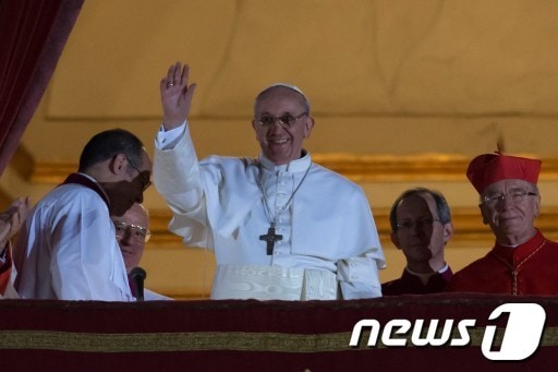 제266대 교황 프란치스코로 선출된 호르헤 마리오 베르고글리오 아르헨티나 추기경. © AFP=News1