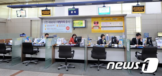 MBC·KBS·YTN 등 주요 방송사와 금융권의 정보전산망이 완전 마비된 20일 오후 서울 중구 신한은행 본점이 일시 영업중단으로 텅 비어있다. © News1 안은나 기자