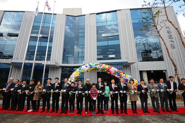 20일 전북 전주시 덕진구 아중리 인봉초등학교 부근에서 열린 시립아중도서관 개관식에서 송하진 전주시장과 유광찬 전주교육대학교 총장 및 관계자들이 테잎컷팅을 하고 있다.2013.03.20/뉴스1 © News1 김대웅 기자