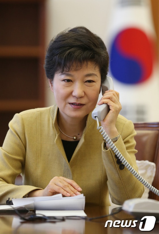 박근혜 대통령이 20일 청와대 집무실에서 시진핑 중국 공산당 총서기 겸 국가주석과 전화통화를 하고 있다. (청와대 제공) 2013.3.20/뉴스1 © News1 오대일 기자