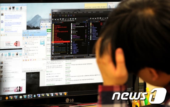보안전문기업 하우리 직원이 주요 방송사와 일부 금융사들의 전산망 마비 사태와 관련해 악성코드 진단치료 백신 작업을 하고 있다. © News1   박정호 기자
