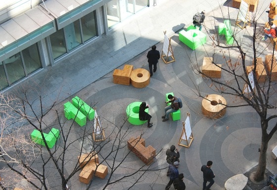 네이버가 21일 명동예술극장 앞 광장에 한글의 자음과 모음으로 꾸민 휴게공간을 마련하고 시 나눔전을 전시한다. © News1   