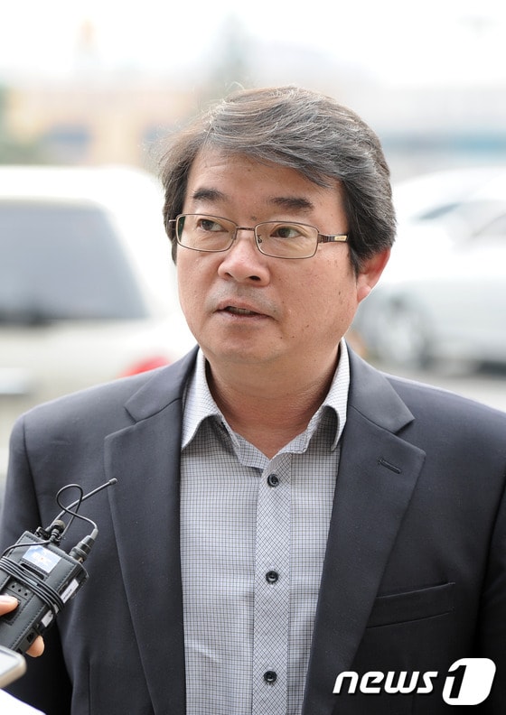 22일 오전 안도현 시인이 조사를 받기위해 전주지검에 도착해 기자들의 질문에 답변을 하고 있다. 안시인은 지난해 12월10일 한 소셜네트워크서비스에 안중근 의사의 유묵을 박근혜 당시 새누리당 후보가 소장하고 있다는 의혹을 제기해 피진정인 신분으로 검찰에 출두했다.2013.03.22/뉴스1 © News1 김대웅 기자