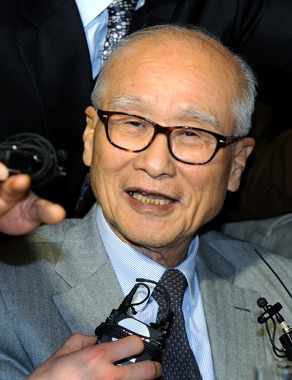 김우중 전 대우그룹 회장이 22일 오후 서울 종로구 부암동 AW컨벤션센터에서 열린 대우그룹 창립 46주년 기념행사에 참석, 취재진의 질문공세를 받고 있다. 2013.3.22/뉴스1 © News1   박정호 기자