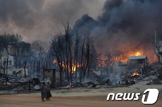 21일(현지시간) 미얀마 메이크틸라시에 소요 사태가 계속되면서 주택들이 불타고 있다. © AFP=News1 