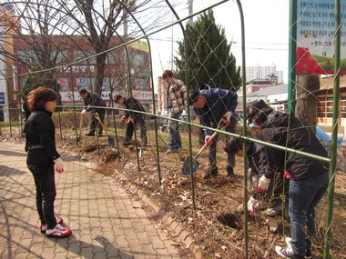 전북 전주시 중화산2동 주민센터 직원과 마을가꾸기 회원들이 공원 정비작업을 벌이고 있다.(사진제공=전북 전주시)© News1 