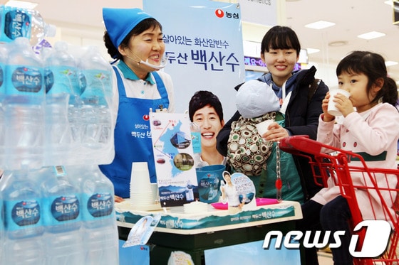 대형마트에서 농심 '백두산 백산수' 시음행사를 하고 있다. © News1