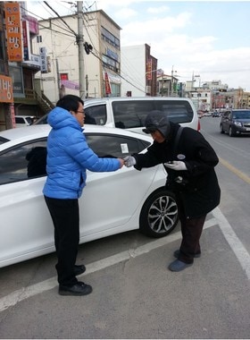 이천시 시설관리공단이 4월1일부터 휴대정보단말기(PDA) 주차요금 징수를 전면적으로 시행한다./사진제공=이천시© News1  