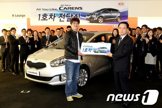 '올 뉴 카렌스' 1호차, 평범한 교사가 주인공 용인 고림초등학교 교수 김창수씨(사진제공=기아자동차)© News1  