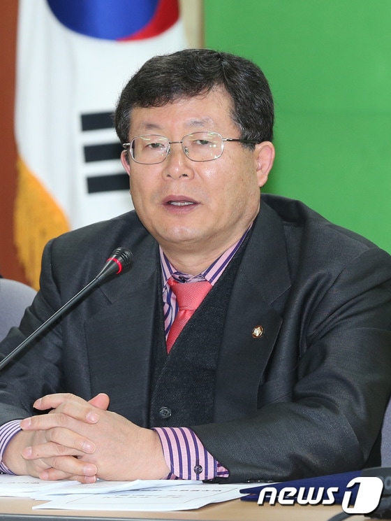 설훈 민주통합당 의원이 29일 오전 서울 영등포구 중앙당사에서 열린 비상대책위원회의에서 발언 하고 있다. 2013.3.29/뉴스1 © News1   송원영 기자