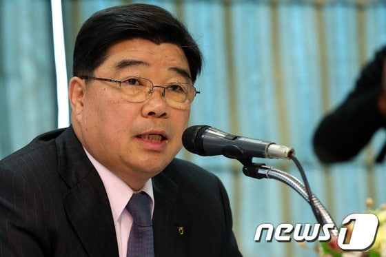 신동규 농협금융 회장이 4일 오전 서울 명동 은행회관에서 농협금융지주 출범 1주년 기념 기자간담회를 열고 취재진의 질문에 답하고 있다. 2013.3.4 머니투데이/뉴스1 © News1