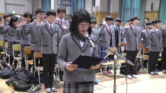 천안부성중학교 입학식이 4일 치러진 가운데 학생들이 학생대표의 학교폭력근절 결의문 낭독에 맞추어 학교폭력근절을 다짐하고 있다. © News1 