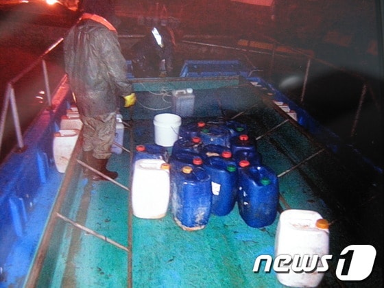 김 양식업자가 무기산을 양식장 관리선에 보관하다 해경에 적발됐다. © News1 