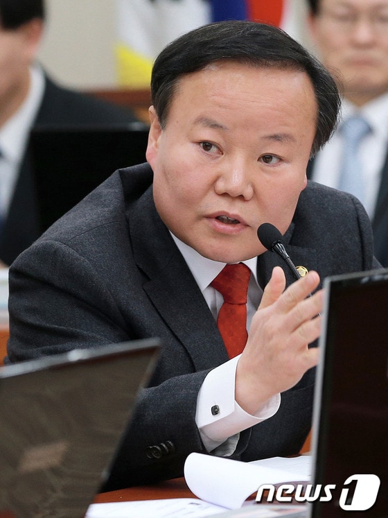 새누리당 김재원 의원이 6일 서울 여의도 국회의사당 농림수산식품위원회에서 열린 이동필 농림축산부 장관 후보자 인사청문회에서 질의하고 있다. 김 의원은 이날 보도자료를 통해 현재 담뱃값을 2천 원 인상하기 위해 지방세법과 국민건강증진법 개정안을 이번 주 발의할 예정이라고 밝혀 논란을 사고 있다. 개정안은 담배소비세를 현재 641원에서 천169원으로 82% 인상하고, 국민건강증진부담금을 354원에서 천146원으로 3배 가까이 올리는 내용을 담고 있다. 2013.3.6/뉴스1 © News1 오대일 기자