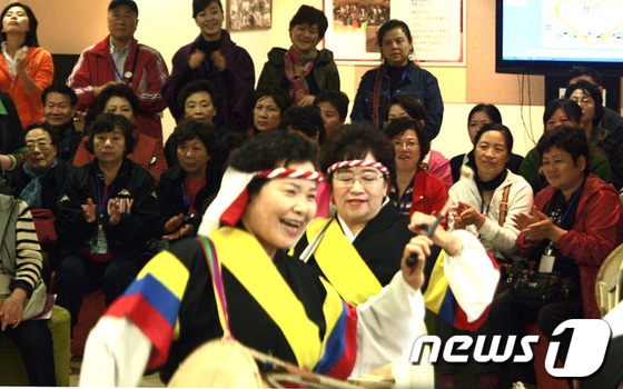 대구시니어체험관에서 노인들이 국악공연을 관람하고 있다./사진제공=대구보건대학교© News1