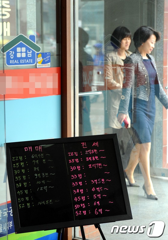 서울시내의 한 부동산에 매물이 표시되어 있다. 시장의 관심사는 정부의 정책이 언제쯤 시행되느냐다. © News1 양동욱 기자