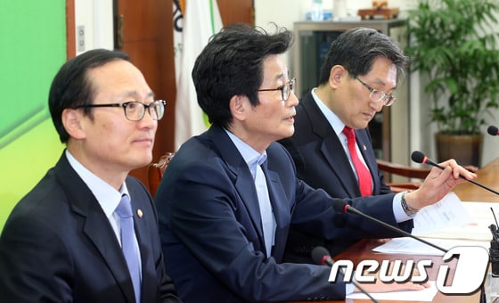 민주통합당 이목희(가운데), 노영민(오른쪽), 홍영표 의원이 10일 서울 여의도 국회 당대표실에서 당 대선평가위원회가 공개한 대선평가보고서와 관련해 반박 기자회견을 하고 있다. 2013.4.10/뉴스1 © News1 허경 기자