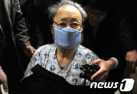 교비 등 1000억원대 횡령 혐의를 받고 있는 서남대 설립자 이홍하씨가 11일 오전 광주 동구 전남대학교병원을 나서고 있다. 광주지검 순천지청은 이홍하씨에 대한 보석취소를 대법원이 최종 결정함에 따라 이날 오전 이씨가 입원해 있는 광주 전대병원에 수사관들을 보내 이씨의 신병을 확보, 재수감 절차에 들어갔다. 2013.4.11/뉴스1 © News1 정회성