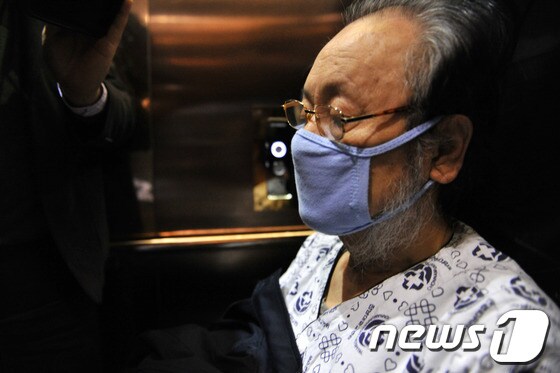 교비 등 1000억원대 횡령 혐의를 받고 있는 서남대 설립자 이홍하씨가 지난달 11일 전남대학교병원을 나서고 있다. 광주지검 순천지청은 이홍하씨에 대한 보석취소를 대법원이 최종 결정함에 따라 이날 오전 이씨가 입원해 있는 광주 전대병원에 수사관들을 보내 이씨의 신병을 확보, 재수감했다. 2013.4.11/뉴스1 © News1 정회성