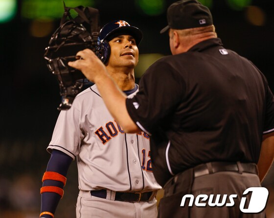 10일(현지시간) 미국 워싱턴주 시애틀에서 열린 시애틀 마리너스와 휴스턴 애스트로스의 경기에서 카를로스 페냐(휴스턴)가 5회 삼진 판정을 받은 뒤 심판에게 항의하고 있다. © AFP=News1  