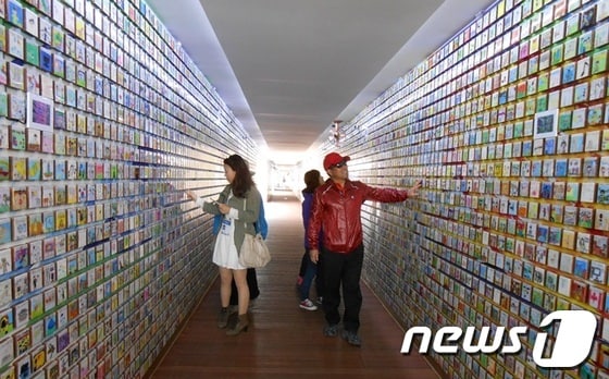 꿈의 다리는 주 박람회장과 국제습지센터를 연결하는 '물위의 전시관'이다. 길이 175ｍ, 폭 7.29m로 다리 위에 컨테이너 30개를 연결하고 다리 외벽을 오색글자로 장식해 알록달록 색동옷을 입은 듯 꾸몄다. 이 다리는 2010년 중국 상하이엑스포 때 한국관을 설계한 강익중 작가가 꾸민 것이다. 꿈의 다리 내부 벽면은 세계 각국 어린이 14만 5000명의 꿈이 적힌 작은 타일을 부착했다. 가로 세로 7.62㎝인 나무 타일에는 꿈이 담긴 예쁜 그림들이 새겨져 있다. © News1 서순규 기자