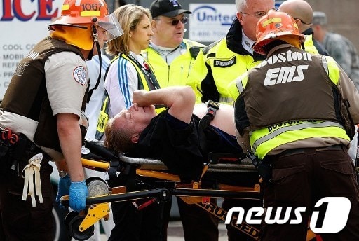 미국 보스턴 마라톤대회에서 15일(현지시간) 2건의 폭발사건이 발생해 2명이 죽고 100여 명이 다쳤다. © AFP=News1